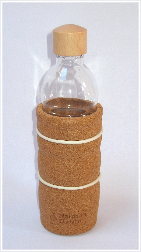 Glas-Trinkflasche mit Blume des Lebens und Korkmantel Glas-Trinkflasche mit Blume des Lebens